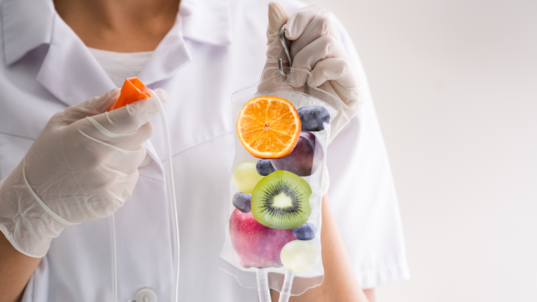 Evde serum taktırma için kullanılan steril serum seti ve medikal ekipmanlar